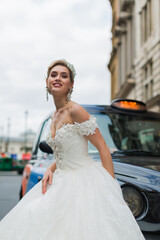 Naklejka premium bride in white wedding dress, background cab, Trafalgar Square, The National Gallery