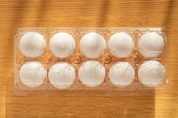 透明なプラスチック容器に入った10個の生卵