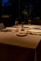 夜のフレンチレストラン　シャンパングラスとテーブルセッティング