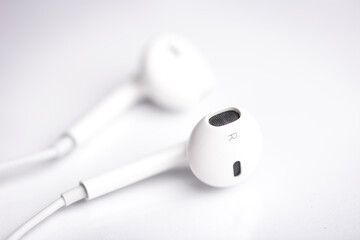 auriculares sobre fondo blanco