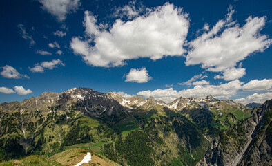 Obraz premium Sommer in der Vorarlberger Alpen, Österreich. Wanderung im großen Walsertal an einem sonnigen Tag mit tollen Wolkenformationen.