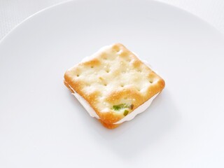 台湾土産のお菓子「ヌガークラッカー」（ネギクラッカー）	