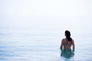 mujer bañándose en el mar