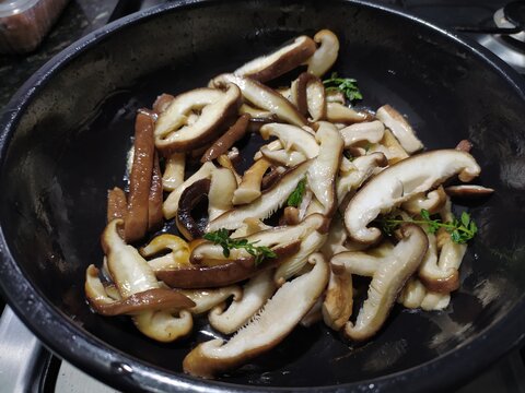 Cogumelos salteados com azeite na frigideira