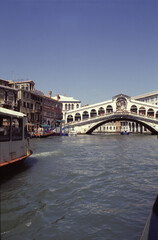 Das Rialtobridge von Venedig und viele Touristen. Venetien, Italien, Europa   --  
The Rialtobridge of Venice and lot of Tourists. Veneto, Italy, Europe