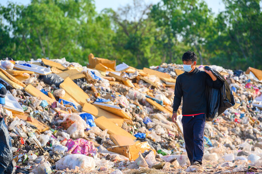 Poor People Collect Garbage For Sale People Living In Garbage Heaps Walking To Collect Recyclable Waste To Be Sold To Poverty Concept World Environment Day