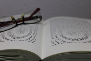 Lesepause Brille auf einem Buch