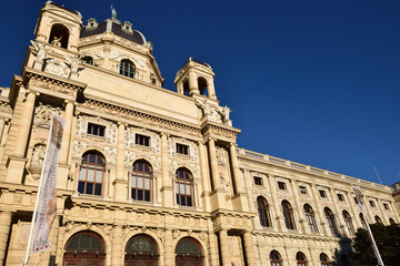 Fototapeta na wymiar 王宮のような建物のウィーン自然史博物館