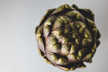 Obraz premium Artichoke flower, purple edible bud isolated