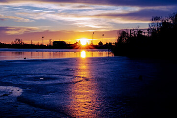 Fototapeta premium Winter sunset over the lake