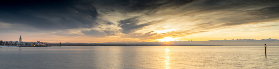 Sonnenaufgang über Friedrichshafen