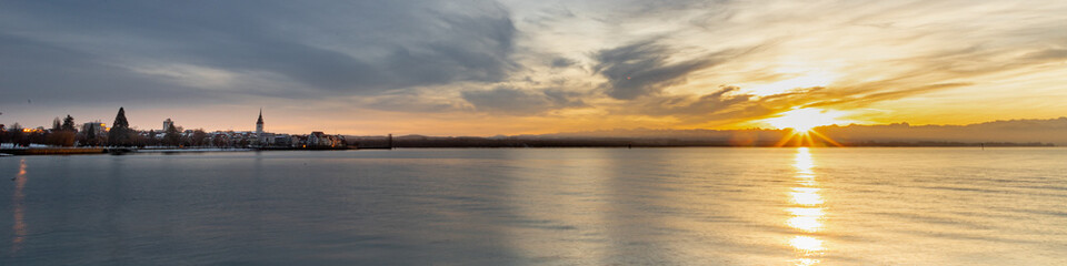 Sonnenaufgang über Friedrichshafen
