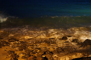 Waves crashing rocks on sandy beach, Lahaina Beach  at night in Maui, Hawaii - ラハイナ...