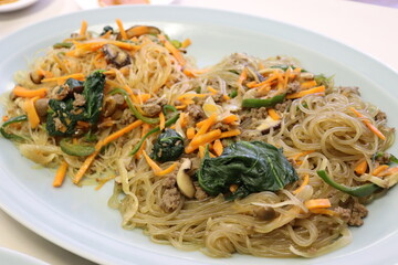 大皿に乗せた手作りのチャプチェ