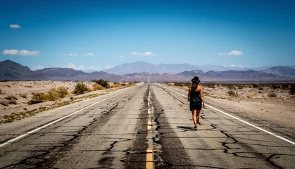 Poster Eine junge Frau läuft entlang der endlos anmutenden Route 66 welche quer durch die USA führt. © Marc