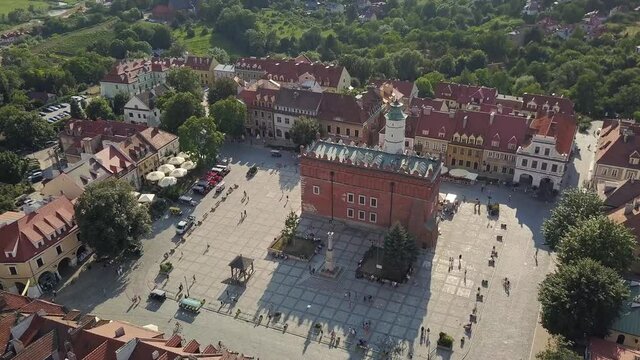 Sandomierz stare miasto. Rynek, kamienice, w oddali rzeka Wisła. Jedno z najstarszych miast w Polsce. Średniowieczna, gotycka i renesansowa zabudowa. 4k aerial video