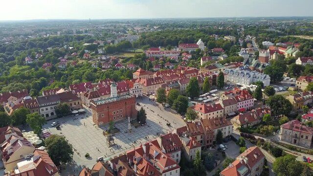 Sandomierz, stare miasto. Rynek i ratusz, zamek i kości&oacute;ł. Jedno z najstarszych miast w Polsce. 4k video