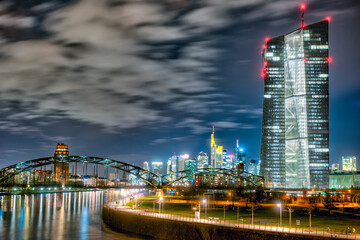 Fototapeta na wymiar Die Europäische Zentralbank in Frankfurt am Main bei Nacht