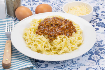 assiette de tagliatelles à la sauce bolognaise