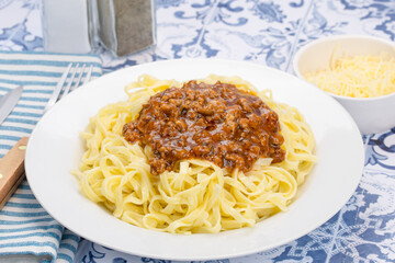 assiette de tagliatelles à la sauce bolognaise