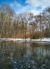 gefrorener See in sch&ouml;ner Winterlandschaft