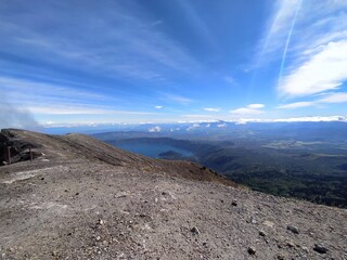 lago de Coatepeque con cielo azul y nubes despampanates