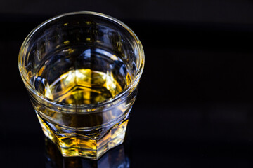 Bicchiere di whiskey con sfondo nero