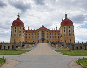 Fototapeta na wymiar wundervolle Blicke auf Schloss Moritzburg