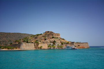 Fototapeta na wymiar Zjawiskowy, grecki krajobraz, spowity gorącym słońcem i błękitem. Kreta.