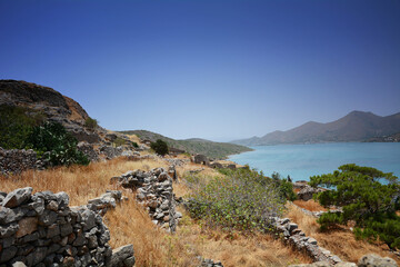 Zjawiskowy, grecki krajobraz, spowity gorącym słońcem i turkusem. Kreta.