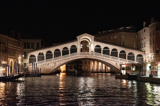 The Rialto Bridge over the Grand Canal, City of Venice, Italy, Europe © robodread