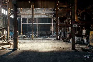 Papier Peint photo Vieux bâtiments abandonnés Vue intérieure d& 39 une usine industrielle abandonnée vacante.