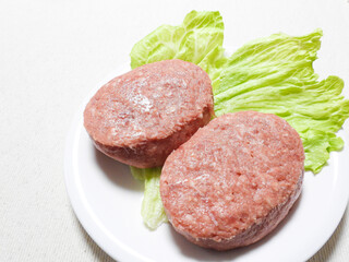 焼く前の手作りハンバーグ2個