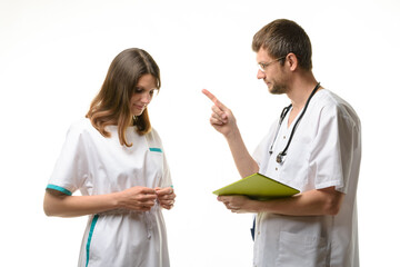 Doctor scolds intern for poor learning outcomes