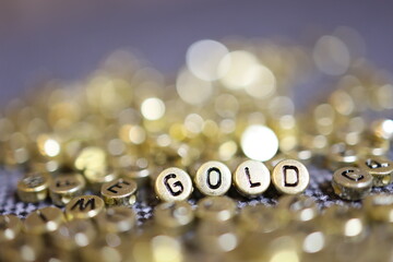 Napis gold, złoto z okrągłych literek dla biznesu i finansów.  - obrazy, fototapety, plakaty