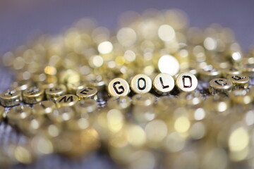 Napis gold, złoto z okrągłych literek dla biznesu i finansów. 