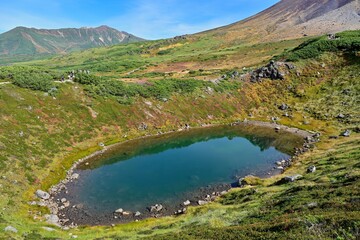 上から見下ろす摺鉢池と晩秋の情景＠北海道