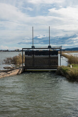 Compuerta para regad&iacute;o de campos de arroz