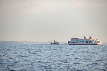 Fototapeta na wymiar 東京湾に浮かぶ灯台と行き交う船