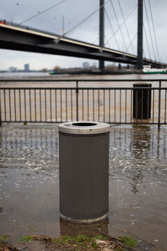 02.02.2021, Hochwasser an der D&uuml;sseldorfer Rheinuferpromenade. Der Fu&szlig;g&auml;ngerweg an den Apollo-Wiesen samt M&uuml;lleimer ist &uuml;berschwemmt.