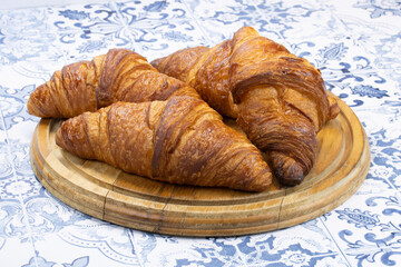 plusieurs croissants sur une table