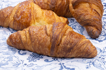 plusieurs croissants sur une table