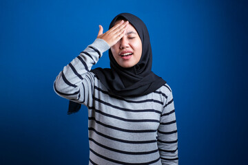 Muslim Woman Shows Regret Gesture, Forget Something Important