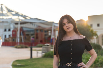 Preciosa joven en una bonita foto con el sol de espaldas y con un bonito brillo en el pelo moreno.