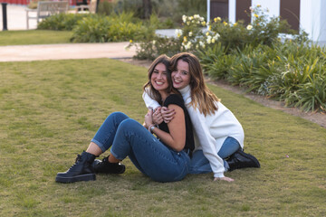 jóvenes y guapas amigas abrazándose en naturaleza demostrando su amor o amistad entre risas.