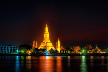 Obraz premium Wat Arun Temple at twilight in Bangkok, Thailand.
