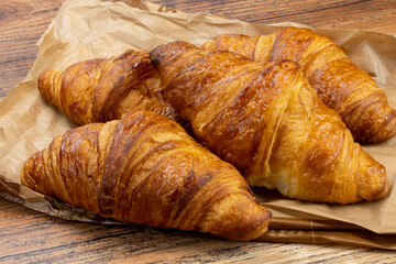 plusieurs croissants sur une table