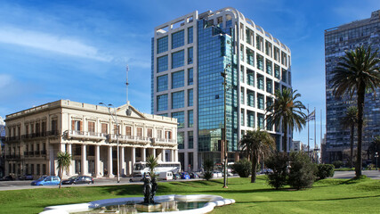 Fototapeta na wymiar Montevideo Plaza de Independencia, Independence square in historic city center.