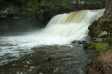 Obraz premium Rushing cascade of Wadsworth Falls in Middlefield, Connecticut.