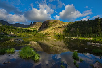 Fototapeta premium Russia. South of the Krasnoyarsk territory, Eastern Sayans. Rainbow lake in the natural mountain Park Ergaki (from the Turkic 